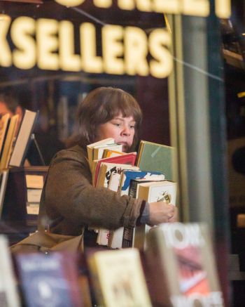 melissa-mccarthy-on-the-set-of-can-you-ever-forgive-me-in-new-york-01-23-2017_4